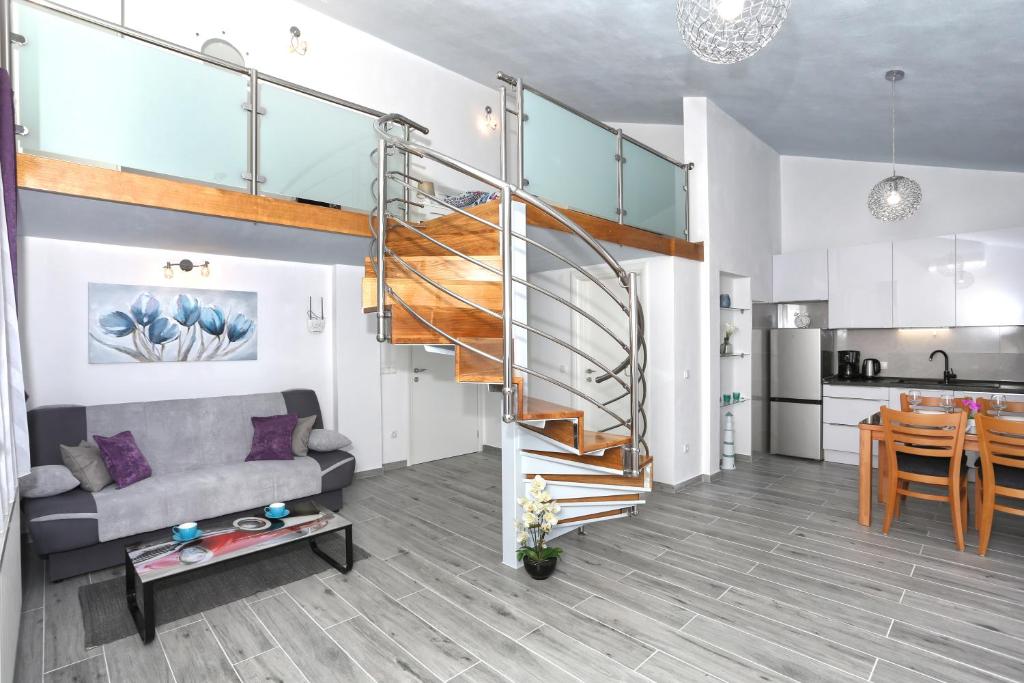 een woonkamer met een trap en een keuken bij Apartman Kristian in Trogir