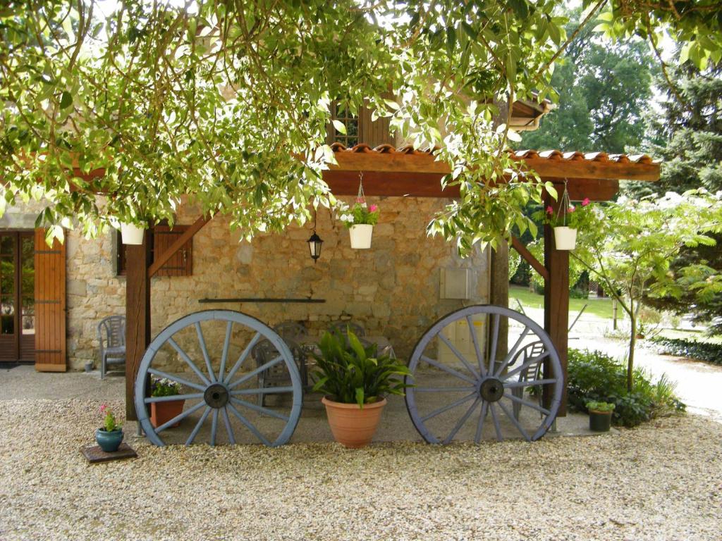 Gite Charentais Le Coin Arboré - Maison 3 Chambres