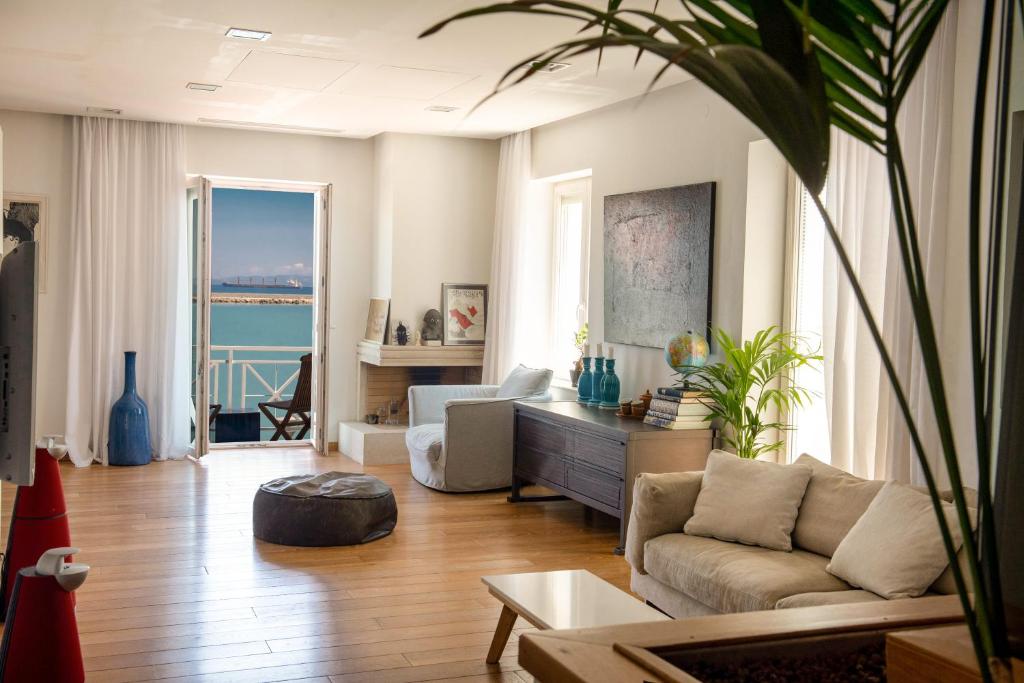 Posezení v ubytování Sideratos Sea View City Apartment