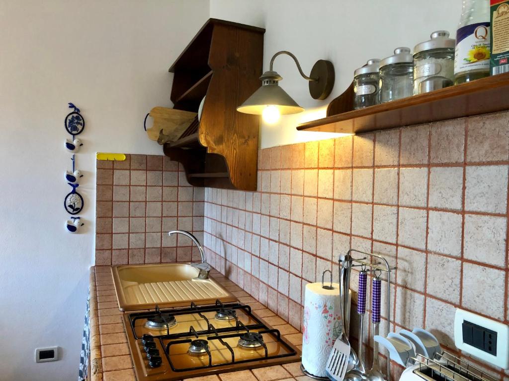 A kitchen or kitchenette at Casetta Luna e Sole