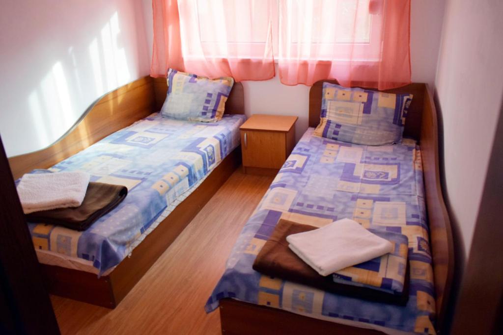 ブルガスにあるSea Gardenの小さな部屋のベッド2台