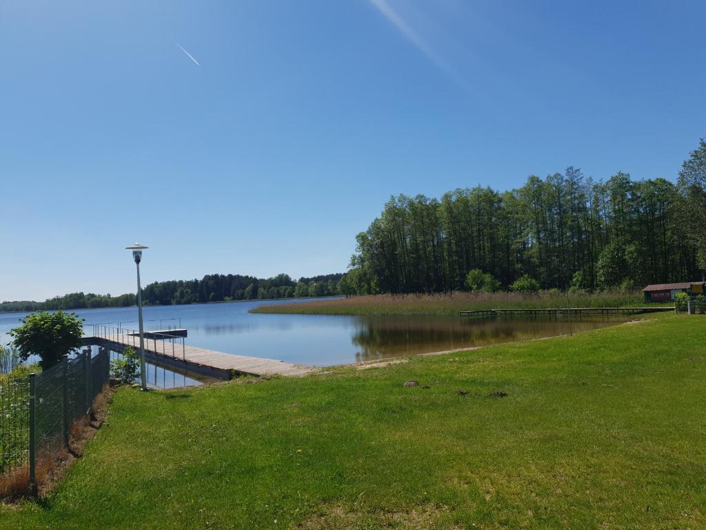 mit Blick auf einen See und einem Dock in der Unterkunft Ostoja Becejły in Szypliszki