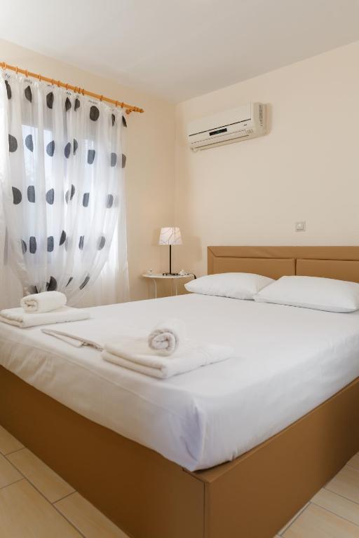 Postel nebo postele na pokoji v ubytování Glyfada Villas