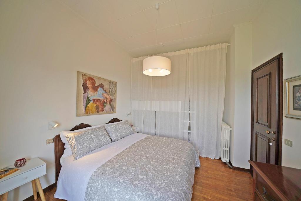 Posteľ alebo postele v izbe v ubytovaní VALLE FIORITA 42 - Lake view apartment