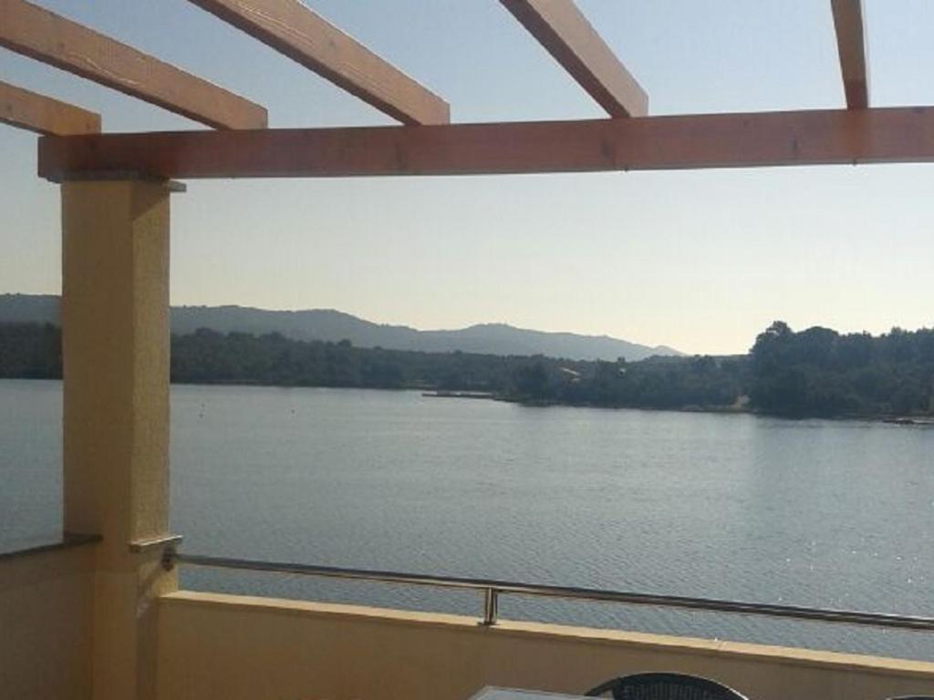 uma varanda com vista para o rio em Apartments Ivo - terrace with sea view em Veli Rat