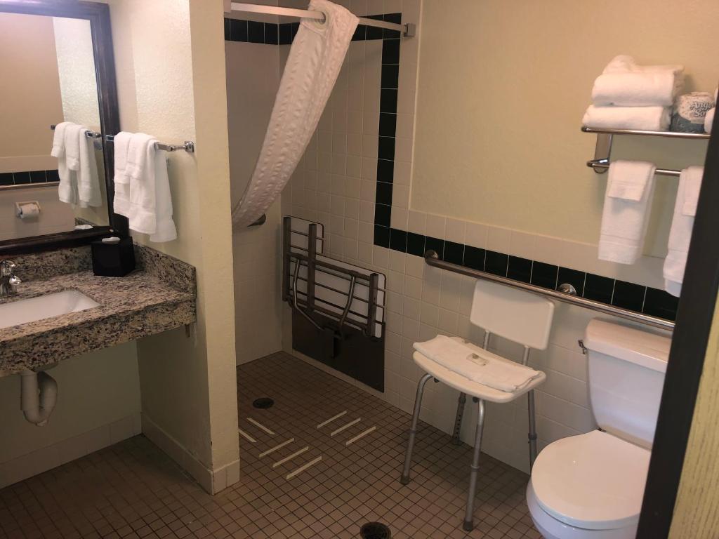 Cobblestone Hotel & Suites - Wisconsin Rapids - 