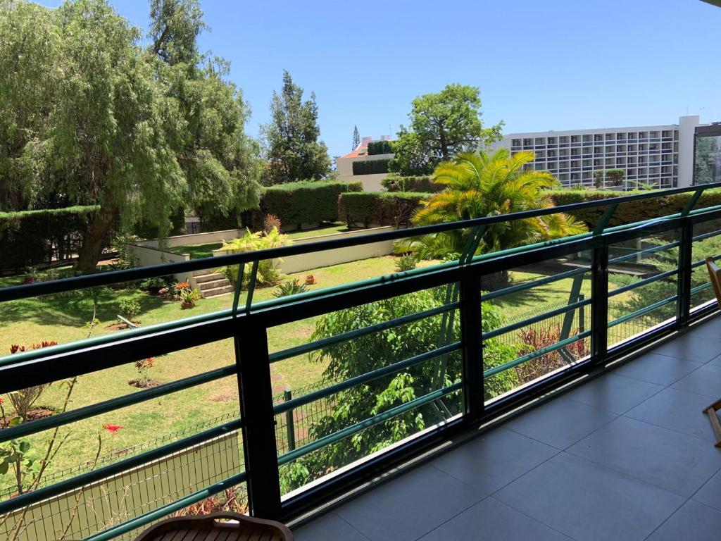 Elle comprend un balcon offrant une vue sur un parc. dans l'établissement Ilheus 1, à Funchal