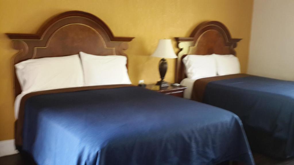 Postel nebo postele na pokoji v ubytování American Regency Inn