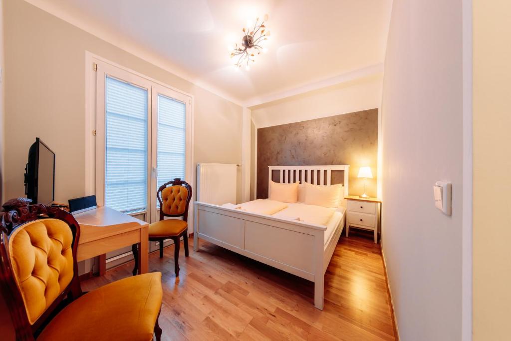 سرير أو أسرّة في غرفة في Haus Sanssouci