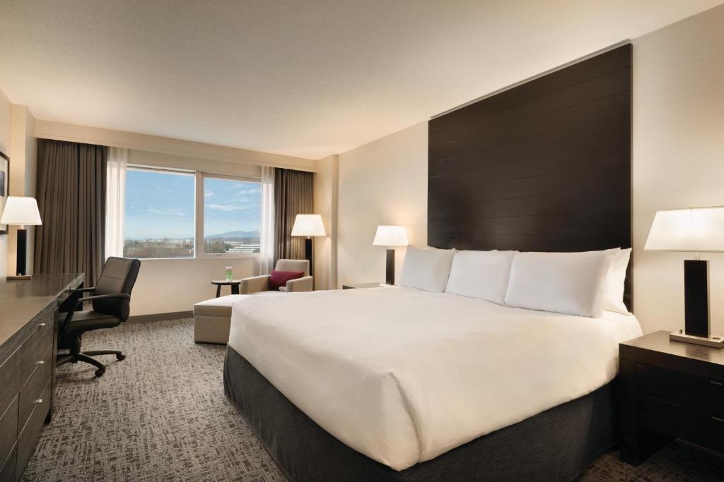 Postel nebo postele na pokoji v ubytování Radisson Hotel Vancouver Airport