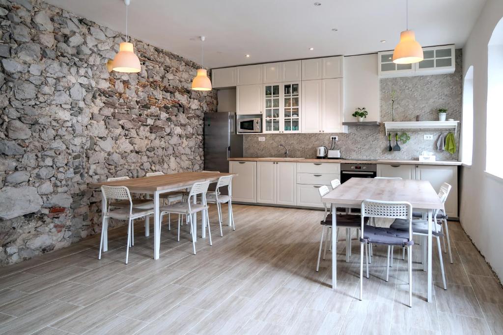 Kuchyň nebo kuchyňský kout v ubytování Premium Hostel Kobarid
