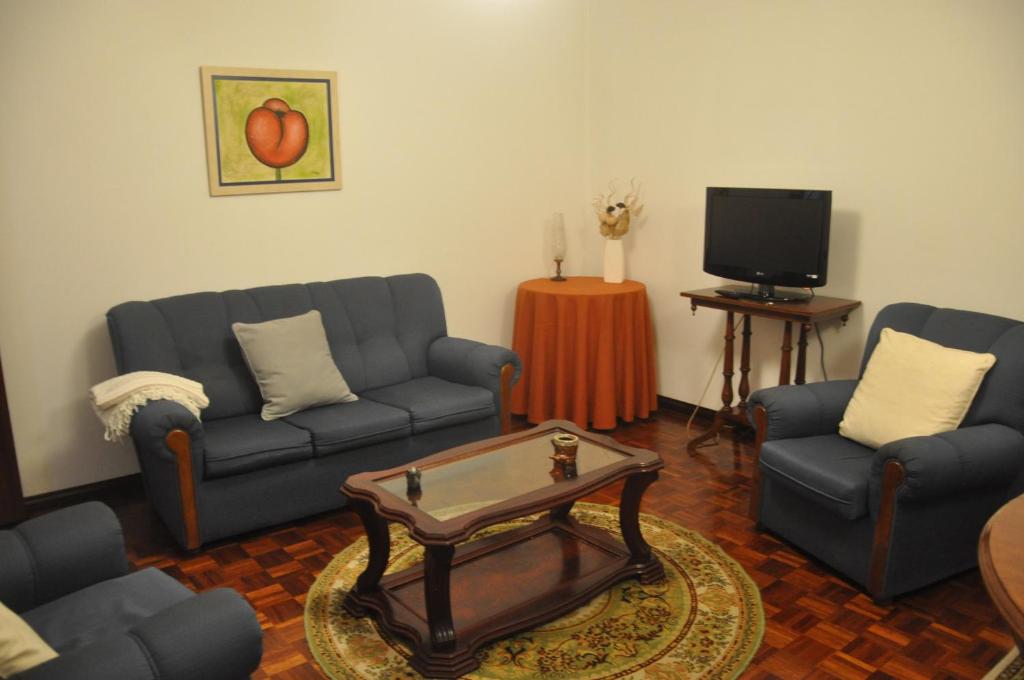 sala de estar con 2 sofás y TV en Tic Tac Apartment en Peniche