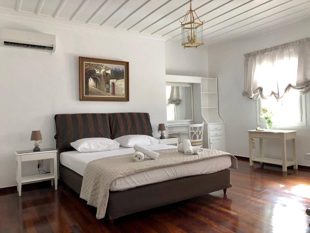 sypialnia z łóżkiem z dwoma pluszakami w obiekcie Neoclassical mansion with view and garden w mieście Andros