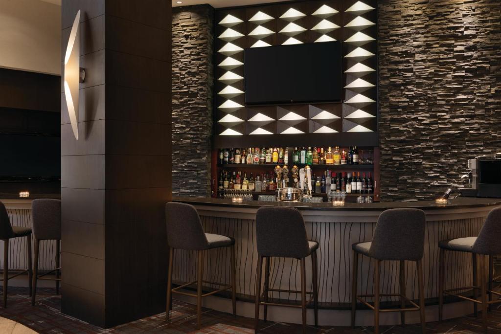 Lounge nebo bar v ubytování Radisson Hotel Vancouver Airport
