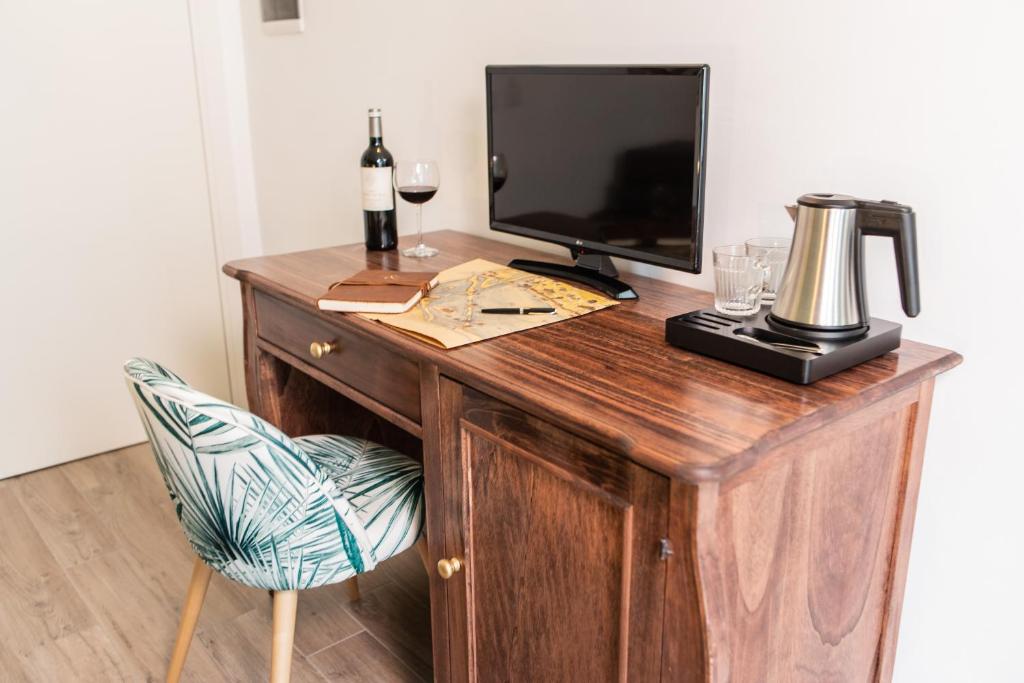 TV a/nebo společenská místnost v ubytování Demithos Rooms