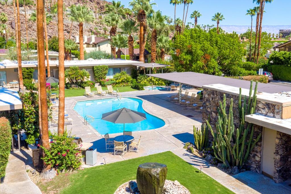 una vista aérea de un complejo con piscina y palmeras en Desert Hills en Palm Springs
