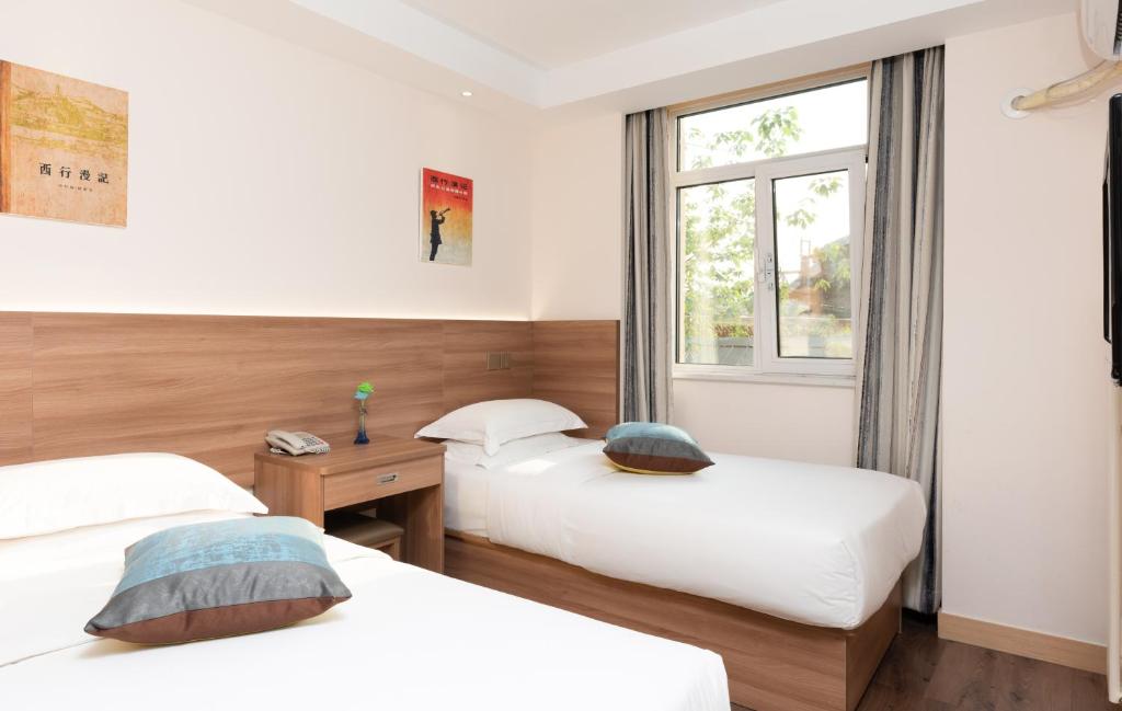 Zhong An Hotel Beijing Former Residence of Journalist Edgar Snow -Free laundry service,Free freshly ground coffee,Provide tourism and ticketing service ,English service ,Near Tian'AnMen Forbidden City,Wangfujing walking streetにあるベッド