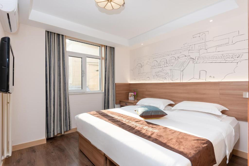 Zhong An Hotel Beijing Former Residence of Journalist Edgar Snow -Free laundry service,Free freshly ground coffee,Provide tourism and ticketing service ,English service ,Near Tian'AnMen Forbidden City,Wangfujing walking streetにあるベッド