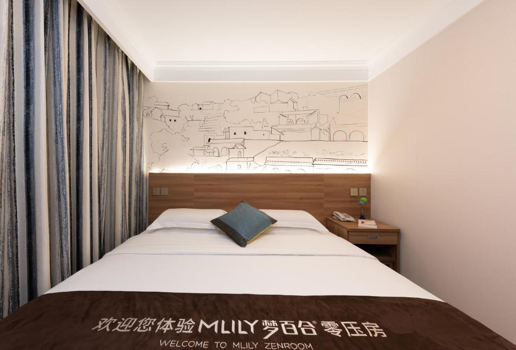 Zhong An Hotel Beijing Former Residence of Journalist Edgar Snow -Free laundry service,Free freshly ground coffee,Provide tourism and ticketing service ,English service ,Near Tian'AnMen Forbidden City,Wangfujing walking streetにあるベッド