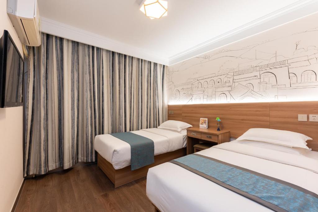 Zhong An Hotel Beijing Former Residence of Journalist Edgar Snow -Free laundry service,Free freshly ground coffee,Provide tourism and ticketing service ,English service ,Near Tian'AnMen Forbidden City,Wangfujing walking streetにあるベッド