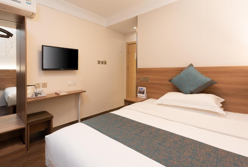Zhong An Hotel Beijing Former Residence of Journalist Edgar Snow -Free laundry service,Free freshly ground coffee,Provide tourism and ticketing service ,English service ,Near Tian'AnMen Forbidden City,Wangfujing walking streetにあるベッド