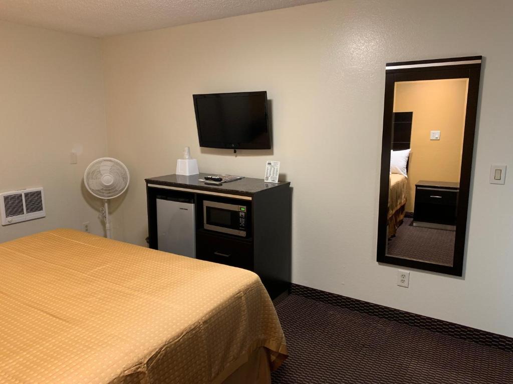 Postel nebo postele na pokoji v ubytování Seaview Inn Grover Beach