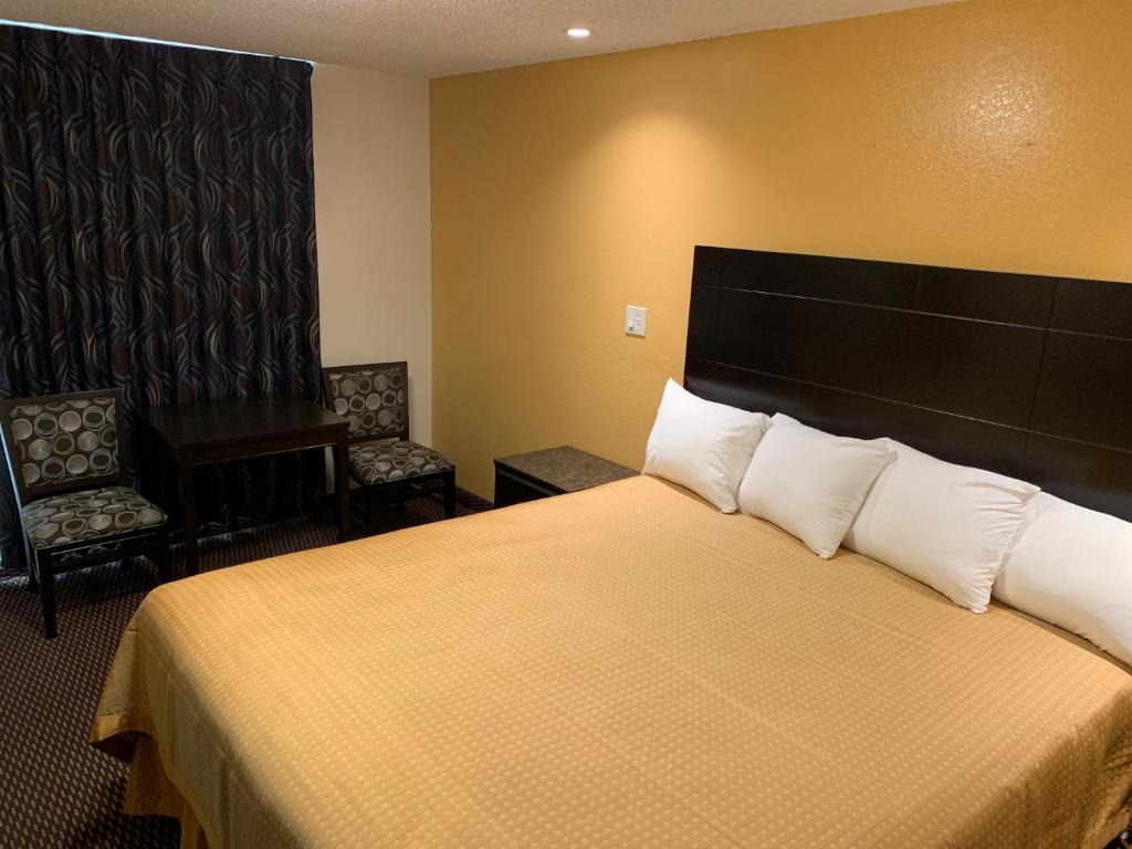 Postel nebo postele na pokoji v ubytování Seaview Inn Grover Beach