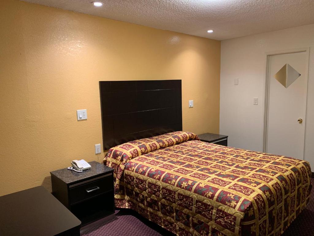 Postel nebo postele na pokoji v ubytování Seaview Inn Grover Beach