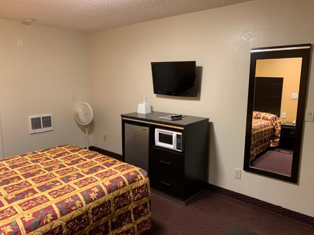 Postel nebo postele na pokoji v ubytování Seaview Inn Grover Beach