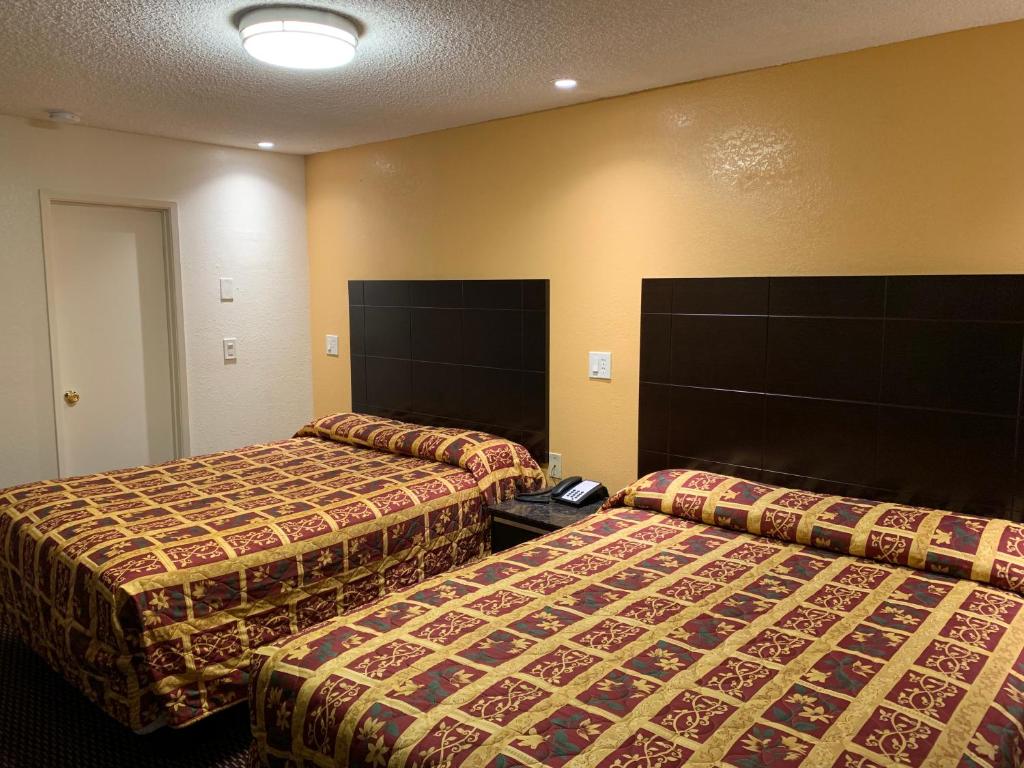 Postel nebo postele na pokoji v ubytování Seaview Inn Grover Beach