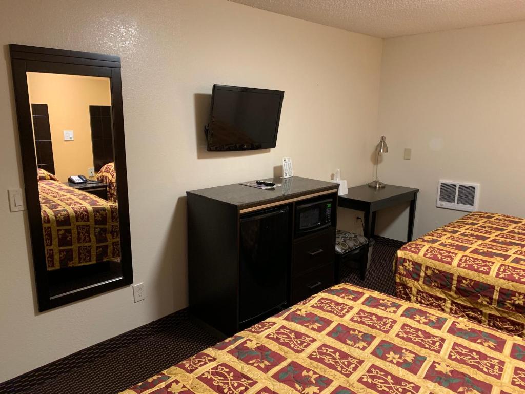 Postel nebo postele na pokoji v ubytování Seaview Inn Grover Beach