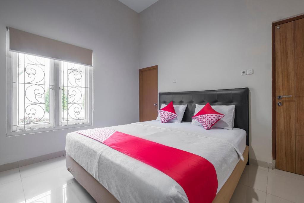 Ένα ή περισσότερα κρεβάτια σε δωμάτιο στο Hotel O Makassar near Pantai Losari formerly Hotel Astra Novilia