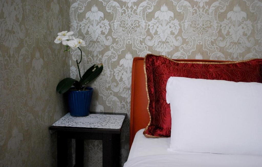 Un pat sau paturi într-o cameră la Hotel Ran