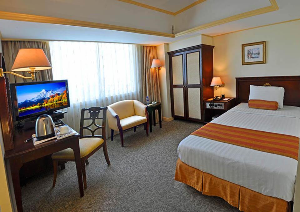 Postel nebo postele na pokoji v ubytování Networld Hotel Spa and Casino