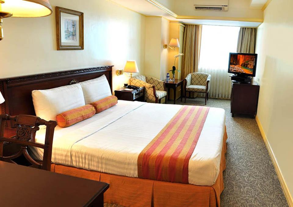 Postel nebo postele na pokoji v ubytování Networld Hotel Spa and Casino