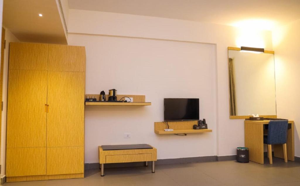 TV a/nebo společenská místnost v ubytování First Inn Hotels Chennai