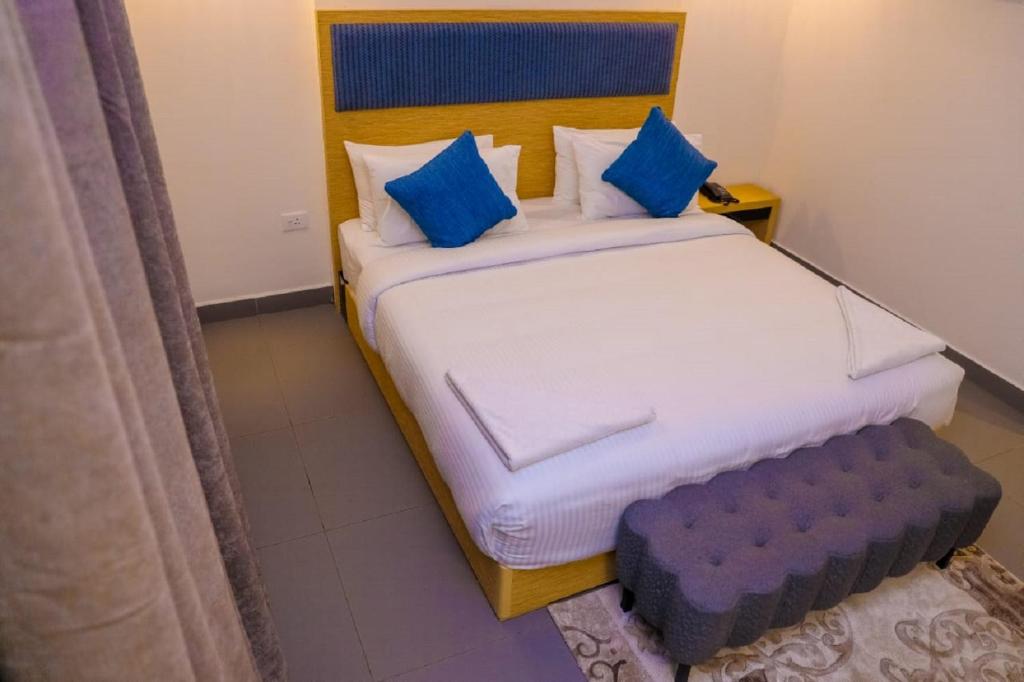 Postel nebo postele na pokoji v ubytování First Inn Hotels Chennai