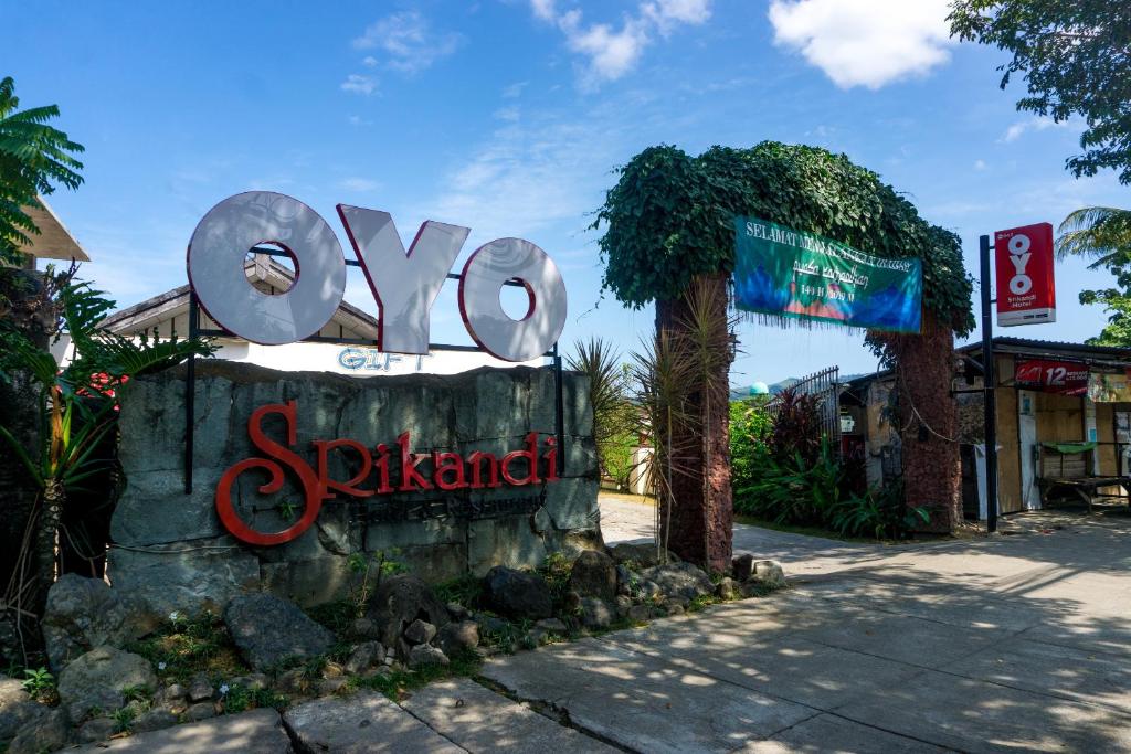 a sign for a sushi restaurant on a street at Super OYO 942 Srikandi Hotel in Pacitan