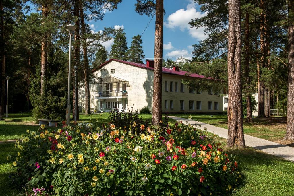 a house with a garden with flowers in front of it at Sanatorium Sosnovy Bor in Kholuy