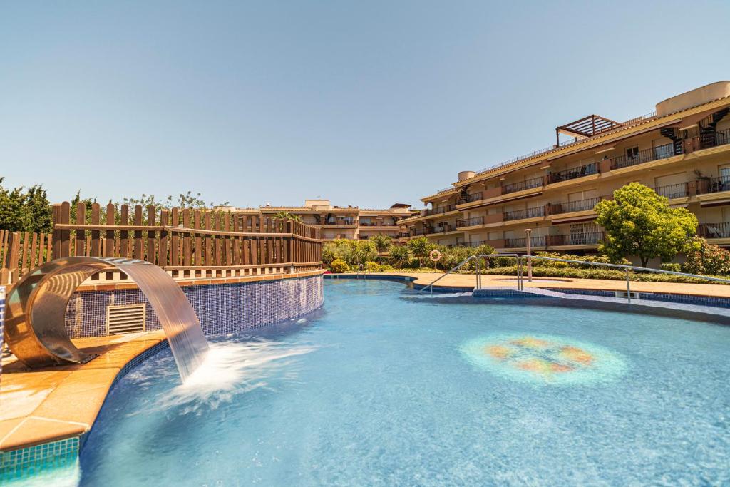 Bazén v ubytování Golden Beach Apartamentos nebo v jeho okolí