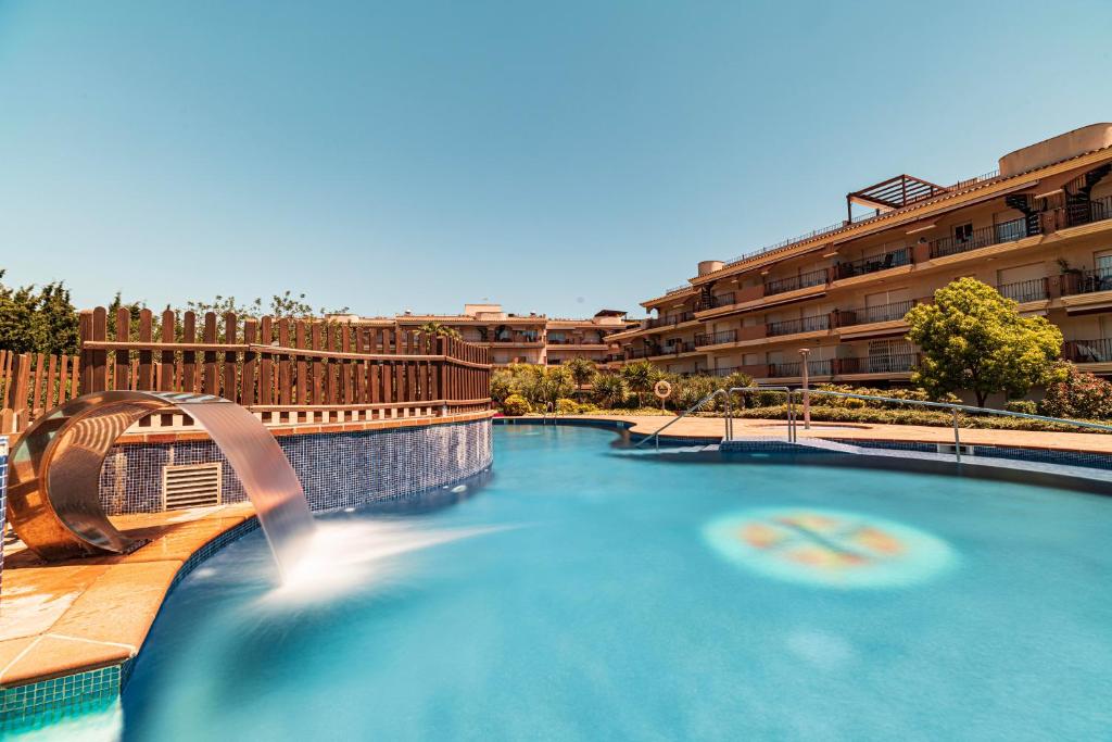 einen großen Pool mit Wasserrutsche in der Unterkunft Golden Beach Apartamentos in Sant Carles de la Ràpita