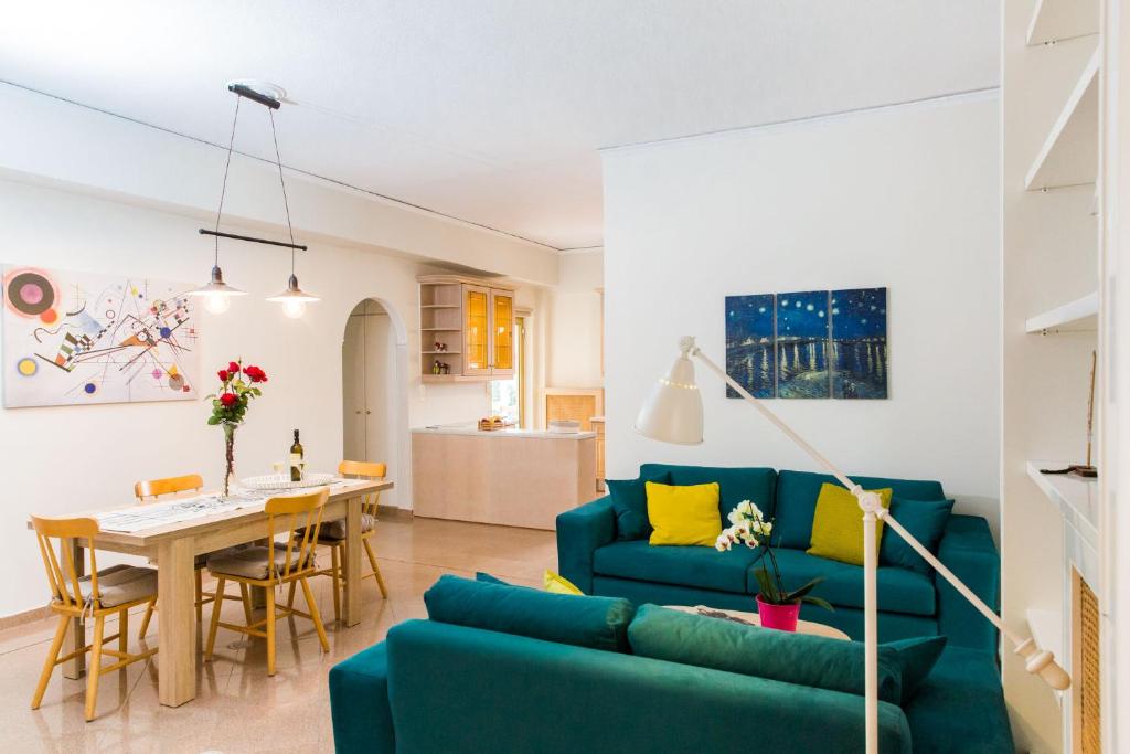 Una sala de estar con un sofá azul y una mesa. en For4 Seasons Home 1 - by Avelink, en Spáta