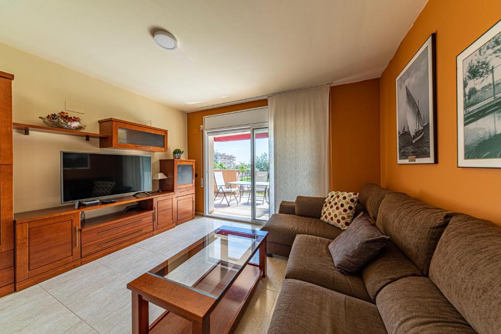 TV a/nebo společenská místnost v ubytování Golden Beach Apartamentos