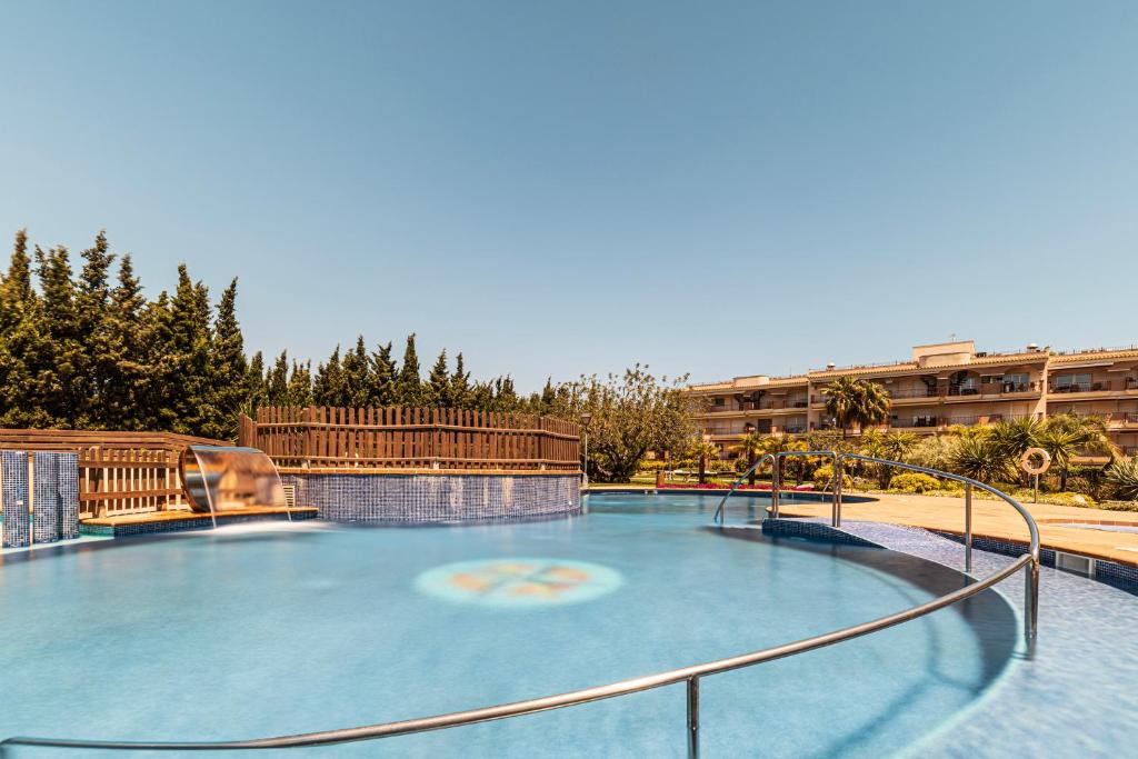 Bazén v ubytování Golden Beach Apartamentos nebo v jeho okolí