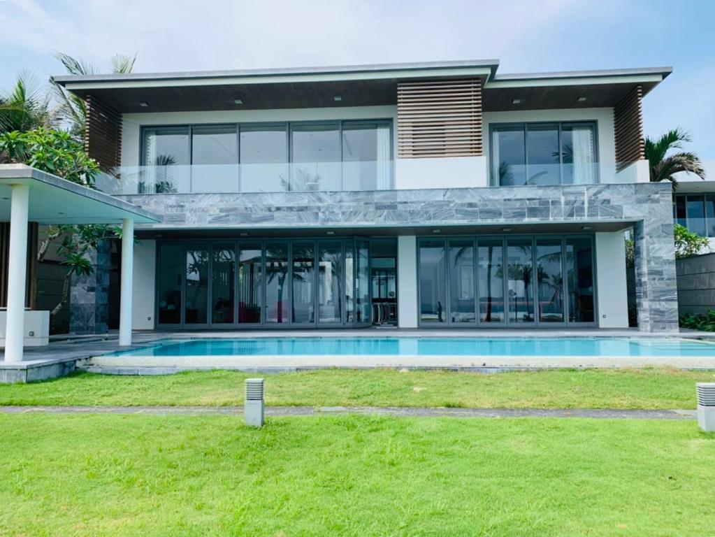 Piscina de la sau aproape de Luxury Villa 5* - Ocean Front - IDCWH