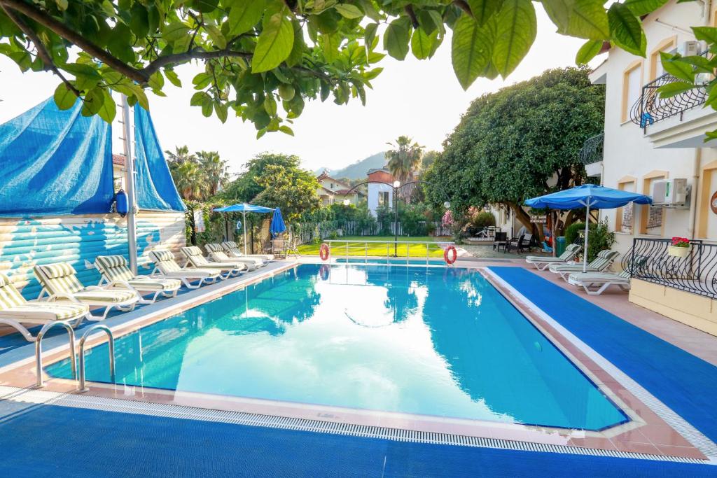 Bazén v ubytování Dedeminn Garden Hotel nebo v jeho okolí