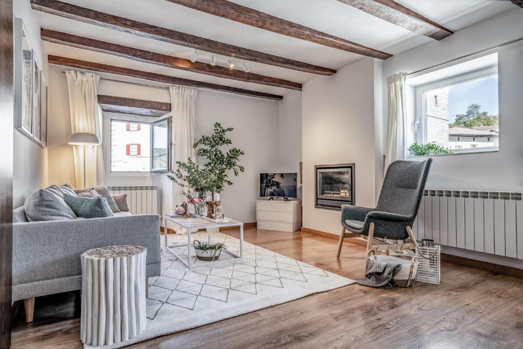 a living room with a couch and a chair at AT rural Erro Center in Erro