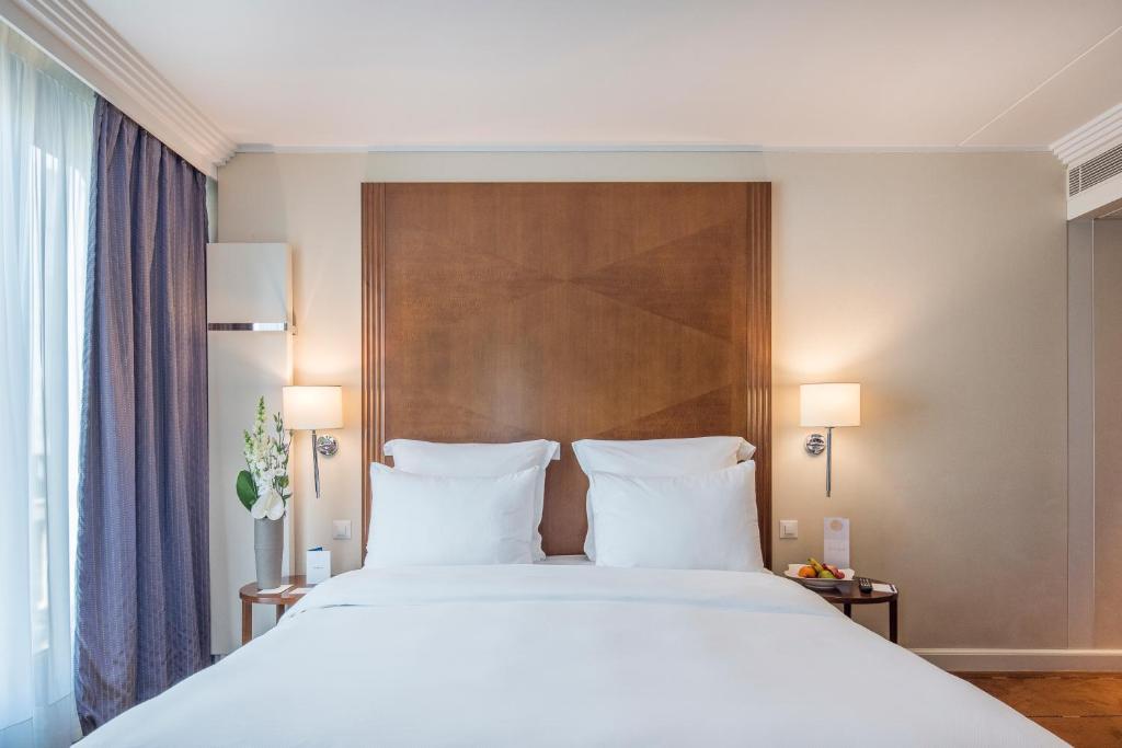 Una cama o camas en una habitación de Warwick Geneva