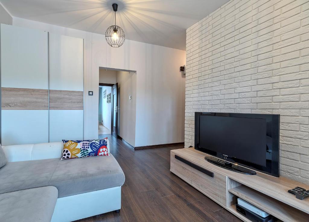 Televízia a/alebo spoločenská miestnosť v ubytovaní Mieszkanie Dorothy - ACCO RENT