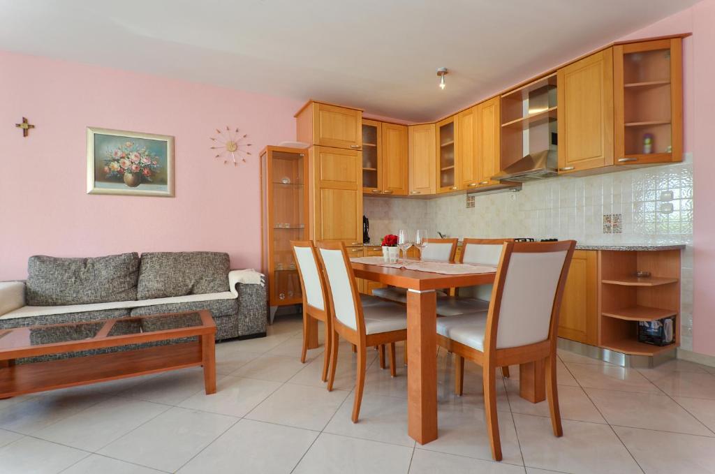 Kuchyň nebo kuchyňský kout v ubytování Apartments Tomislav